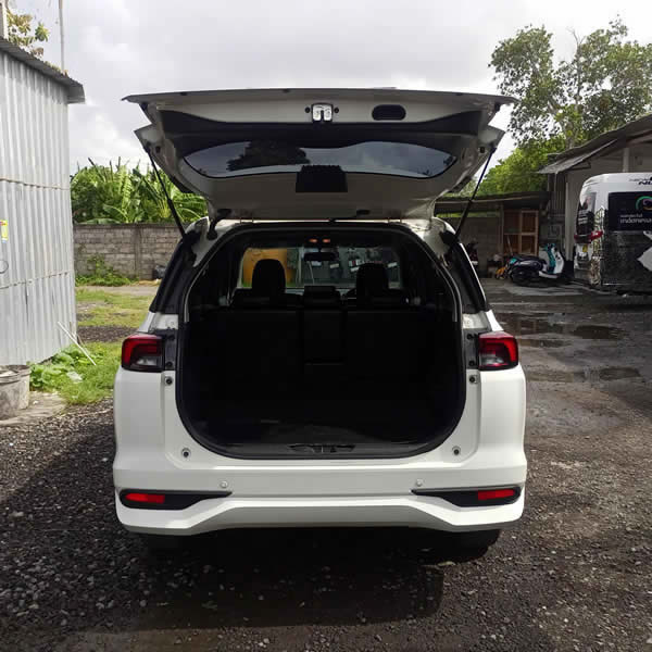 Kami menyediakan layanan sewa dan carter mobil Toyota Avanza 5 tempat duduk dengan sopir profesional di Surabaya untuk tuor dan perjalanan dinas, kunjungan resmi, kebutuhan perusahaan, keperluan bisnis lainnya, kami juga menyediakan layanan transportasi antar, jemput, transfer dari Bandara Juanda Surabaya ke seluruh kota di Jawa Timur, Bali, Jawa Tengah, Yogyakarta (DIY), Jawa Barat, DKI Jakarta, Banten, sewa dan carter mobil Toyota Avanza 5 seater, Toyota Innova 6 seater, Toyota Hiace 14 seater.