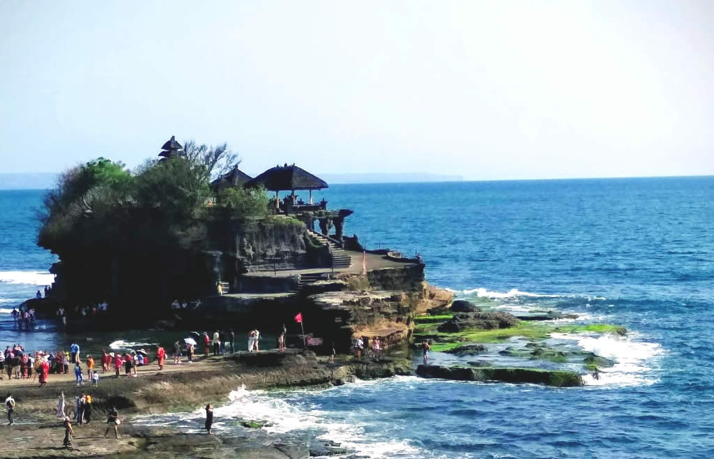 Kami menyediakan layanan airport transfer atau antar jemput Bandara Internasional Juanda Surabaya ke seluruh kota di Bali, Jawa Timur, Jawa Tengah, Yogyakarta (DIY), Jawa Barat, DKI Jakarta, Banten, sewa dan carter mobil Toyota Avanza 5 seater, Toyota Innova 6 seater, Toyota Hiace 14 seater.