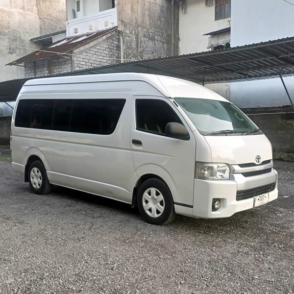 Kami menyediakan layanan carter dan sewa mobil Toyota Hiace 14 tempat duduk dengan sopir profesional di Surabaya untuk tuor dan perjalanan dinas, kunjungan resmi, kebutuhan perusahaan, keperluan bisnis lainnya, kami juga menyediakan layanan transportasi antar, jemput, transfer dari Bandara Juanda Surabaya ke seluruh kota di Jawa Timur, Bali, Jawa Tengah, Yogyakarta (DIY), Jawa Barat, DKI Jakarta, Banten, sewa dan carter mobil Toyota Avanza 5 seater, Toyota Innova 6 seater, Toyota Hiace 14 seater.