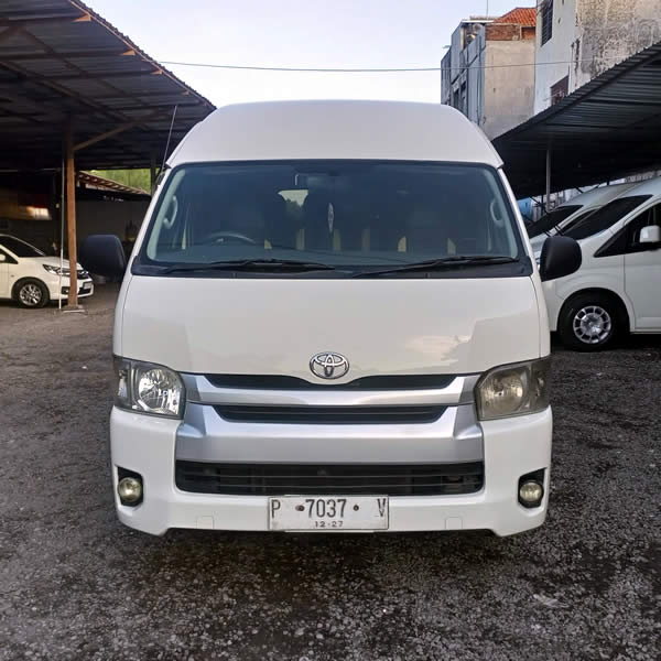 Kami menyediakan layanan carter dan sewa mobil Toyota Hiace 14 tempat duduk dengan sopir profesional di Surabaya untuk tuor dan perjalanan dinas, kunjungan resmi, kebutuhan perusahaan, keperluan bisnis lainnya, kami juga menyediakan layanan transportasi antar, jemput, transfer dari Bandara Juanda Surabaya ke seluruh kota di Jawa Timur, Bali, Jawa Tengah, Yogyakarta (DIY), Jawa Barat, DKI Jakarta, Banten, sewa dan carter mobil Toyota Avanza 5 seater, Toyota Innova 6 seater, Toyota Hiace 14 seater.
