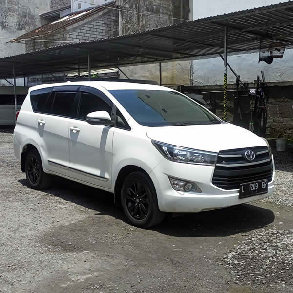Kami menyediakan layanan carter dan sewa mobil Toyota Innova 6 tempat duduk dengan sopir profesional di Surabaya untuk tuor dan perjalanan dinas, kunjungan resmi, kebutuhan perusahaan, keperluan bisnis lainnya, kami juga menyediakan layanan transportasi antar, jemput, transfer dari Bandara Juanda Surabaya ke seluruh kota di Jawa Timur, Bali, Jawa Tengah, Yogyakarta (DIY), Jawa Barat, DKI Jakarta, Banten, sewa dan carter mobil Toyota Avanza 5 seater, Toyota Innova 6 seater, Toyota Hiace 14 seater.