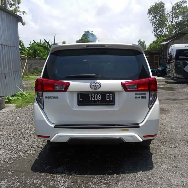 Kami menyediakan layanan carter dan sewa mobil Toyota Innova 6 tempat duduk dengan sopir profesional di Surabaya untuk tuor dan perjalanan dinas, kunjungan resmi, kebutuhan perusahaan, keperluan bisnis lainnya, kami juga menyediakan layanan transportasi antar, jemput, transfer dari Bandara Juanda Surabaya ke seluruh kota di Jawa Timur, Bali, Jawa Tengah, Yogyakarta (DIY), Jawa Barat, DKI Jakarta, Banten, sewa dan carter mobil Toyota Avanza 5 seater, Toyota Innova 6 seater, Toyota Hiace 14 seater.