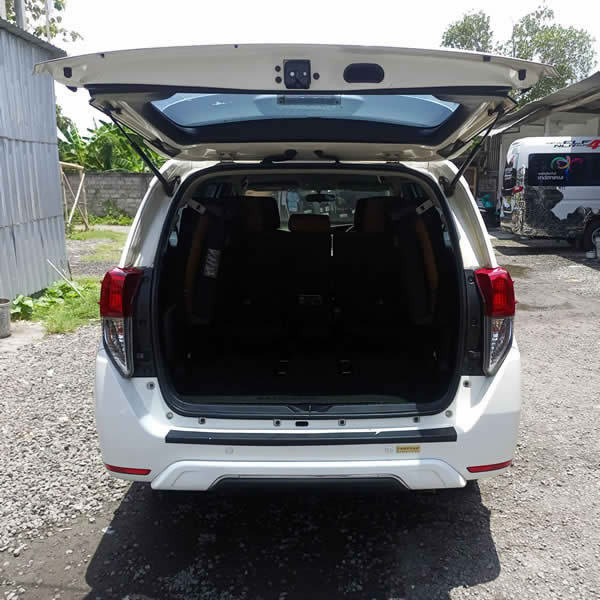 Kami menyediakan layanan carter dan sewa mobil Toyota Innova 6 tempat duduk dengan sopir profesional di Surabaya untuk tuor dan perjalanan dinas, kunjungan resmi, kebutuhan perusahaan, keperluan bisnis lainnya, kami juga menyediakan layanan transportasi antar, jemput, transfer dari Bandara Juanda Surabaya ke seluruh kota di Jawa Timur, Bali, Jawa Tengah, Yogyakarta (DIY), Jawa Barat, DKI Jakarta, Banten, sewa dan carter mobil Toyota Avanza 5 seater, Toyota Innova 6 seater, Toyota Hiace 14 seater.