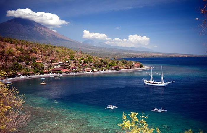 Kami menyediakan layanan airport transfer atau antar jemput Bandara Internasional Juanda Surabaya ke Amed, Bali dan seluruh kota di Jawa Timur, Bali, Jawa Tengah, Yogyakarta (DIY), Jawa Barat, DKI Jakarta, Banten, sewa dan carter mobil Toyota Avanza 5 seater, Toyota Innova 6 seater, Toyota Hiace 14 seater.