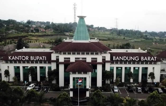 Kami menyediakan layanan airport transfer atau antar jemput Bandara Internasional Juanda Surabaya ke Bandung Barat, Jawa Barat dan seluruh kota di Jawa Timur, Bali, Jawa Tengah, Yogyakarta (DIY), Jawa Barat, DKI Jakarta, Banten, sewa dan carter mobil Toyota Avanza 5 seater, Toyota Innova 6 seater, Toyota Hiace 14 seater.