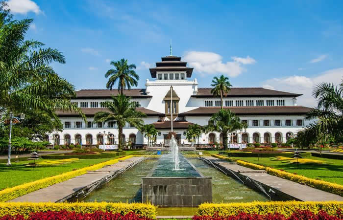 Kami menyediakan layanan airport transfer atau antar jemput Bandara Internasional Juanda Surabaya ke seluruh kota di Jawa Timur, Bali, Jawa Tengah, Yogyakarta (DIY), Jawa Barat, DKI Jakarta, Banten, sewa dan carter mobil Toyota Avanza 5 seater, Toyota Innova 6 seater, Toyota Hiace 14 seater.