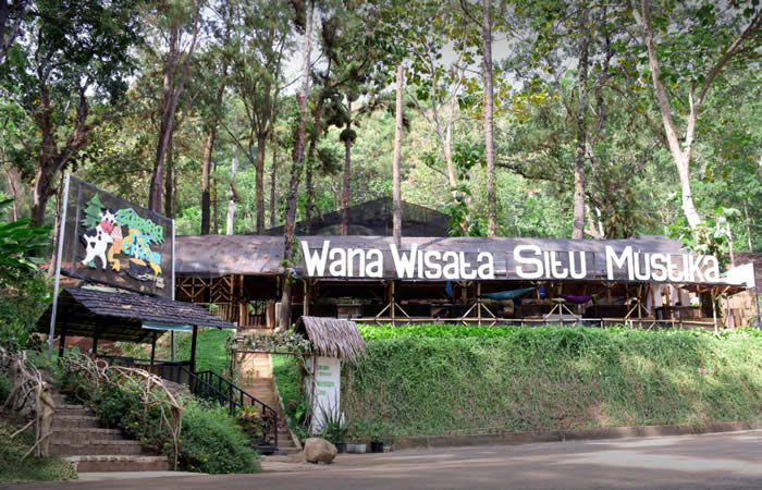 Kami menyediakan layanan airport transfer atau antar jemput Bandara Internasional Juanda Surabaya ke Banjar, Jawa Barat dan seluruh kota di Jawa Timur, Bali, Jawa Tengah, Yogyakarta (DIY), Jawa Barat, DKI Jakarta, Banten, sewa dan carter mobil Toyota Avanza 5 seater, Toyota Innova 6 seater, Toyota Hiace 14 seater.