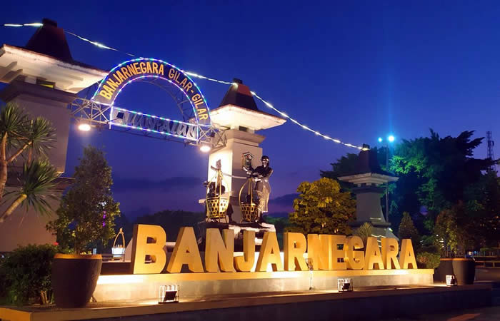Kami menyediakan layanan airport transfer atau antar jemput Bandara Internasional Juanda Surabaya ke Banjarnegara, Jawa Tengah dan seluruh kota di Jawa Timur, Bali, Jawa Tengah, Yogyakarta (DIY), Jawa Barat, DKI Jakarta, Banten, sewa dan carter mobil Toyota Avanza 5 seater, Toyota Innova 6 seater, Toyota Hiace 14 seater.