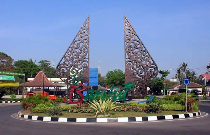 Kami menyediakan layanan airport transfer atau antar jemput Bandara Internasional Juanda Surabaya ke Bantul, Yogyakarta (DIY) dan seluruh kota di Jawa Timur, Bali, Jawa Tengah, Yogyakarta (DIY), Jawa Barat, DKI Jakarta, Banten, sewa dan carter mobil Toyota Avanza 5 seater, Toyota Innova 6 seater, Toyota Hiace 14 seater.