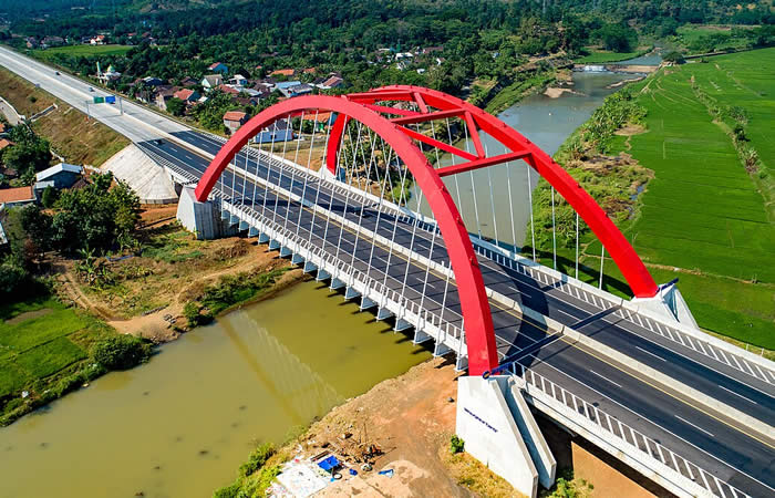 Kami menyediakan layanan airport transfer atau antar jemput Bandara Internasional Juanda Surabaya ke Batang, Jawa Tengah dan seluruh kota di Jawa Timur, Bali, Jawa Tengah, Yogyakarta (DIY), Jawa Barat, DKI Jakarta, Banten, sewa dan carter mobil Toyota Avanza 5 seater, Toyota Innova 6 seater, Toyota Hiace 14 seater.