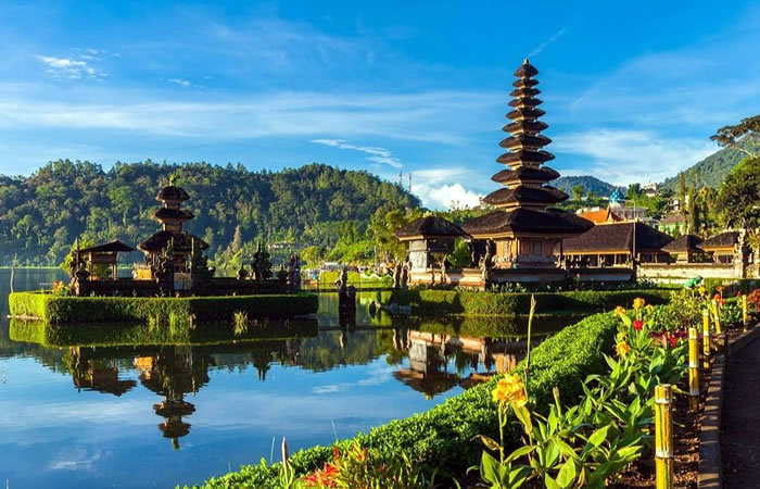 Kami menyediakan layanan airport transfer atau antar jemput Bandara Internasional Juanda Surabaya ke Bedugul, Bali dan seluruh kota di Jawa Timur, Bali, Jawa Tengah, Yogyakarta (DIY), Jawa Barat, DKI Jakarta, Banten, sewa dan carter mobil Toyota Avanza 5 seater, Toyota Innova 6 seater, Toyota Hiace 14 seater.