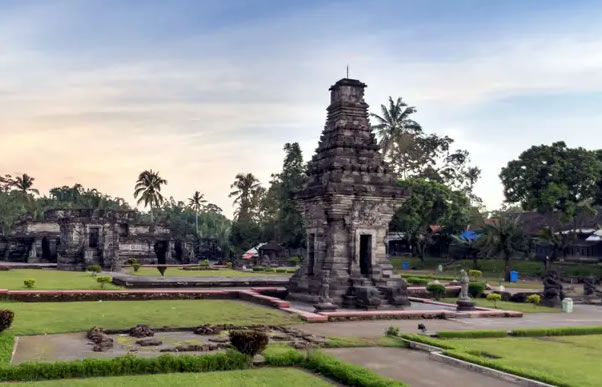 Kami menyediakan layanan airport transfer atau antar jemput Bandara Internasional Juanda Surabaya ke Blitar, Jawa Timur dan seluruh kota di Jawa Timur, Bali, Jawa Tengah, Yogyakarta (DIY), Jawa Barat, DKI Jakarta, Banten, sewa dan carter mobil Toyota Avanza 5 seater, Toyota Innova 6 seater, Toyota Hiace 14 seater.