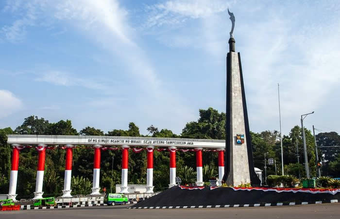 Kami menyediakan layanan airport transfer atau antar jemput Bandara Internasional Juanda Surabaya ke seluruh kota di Jawa Timur, Bali, Jawa Tengah, Yogyakarta (DIY), Jawa Barat, DKI Jakarta, Banten, sewa dan carter mobil Toyota Avanza 5 seater, Toyota Innova 6 seater, Toyota Hiace 14 seater.