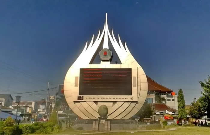 Kami menyediakan layanan airport transfer atau antar jemput Bandara Internasional Juanda Surabaya ke Brebes, Jawa Tengah dan seluruh kota di Jawa Timur, Bali, Jawa Tengah, Yogyakarta (DIY), Jawa Barat, DKI Jakarta, Banten, sewa dan carter mobil Toyota Avanza 5 seater, Toyota Innova 6 seater, Toyota Hiace 14 seater.