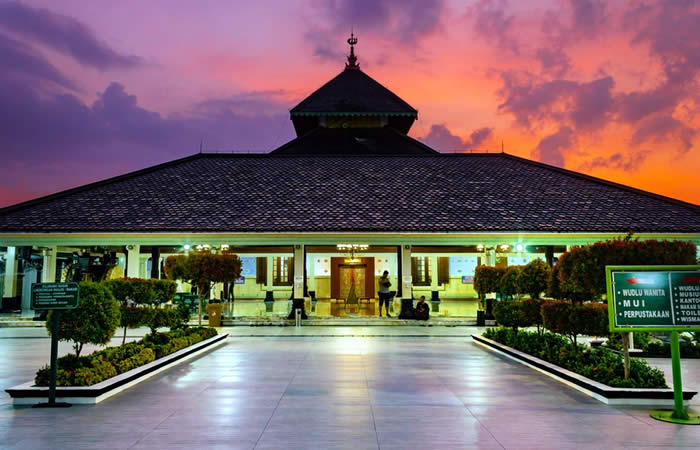 Kami menyediakan layanan airport transfer atau antar jemput Bandara Internasional Juanda Surabaya ke Demak, Jawa Tengah dan seluruh kota di Jawa Timur, Bali, Jawa Tengah, Yogyakarta (DIY), Jawa Barat, DKI Jakarta, Banten, sewa dan carter mobil Toyota Avanza 5 seater, Toyota Innova 6 seater, Toyota Hiace 14 seater.