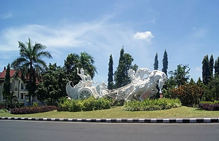 Kami menyediakan layanan airport transfer atau antar jemput Bandara Internasional Juanda Surabaya ke Gianyar, Bali dan seluruh kota di Jawa Timur, Bali, Jawa Tengah, Yogyakarta (DIY), Jawa Barat, DKI Jakarta, Banten, sewa dan carter mobil Toyota Avanza 5 seater, Toyota Innova 6 seater, Toyota Hiace 14 seater.