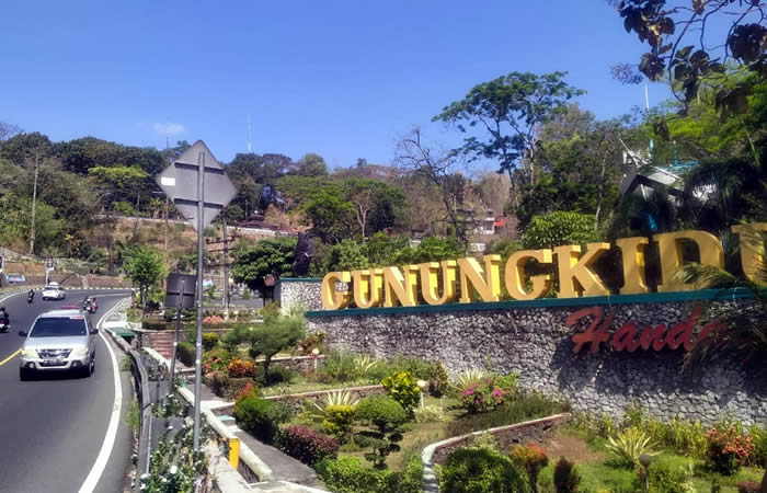 Kami menyediakan layanan airport transfer atau antar jemput Bandara Internasional Juanda Surabaya ke Gunung Kidul, Yogyakarta (DIY) dan seluruh kota di Jawa Timur, Bali, Jawa Tengah, Yogyakarta (DIY), Jawa Barat, DKI Jakarta, Banten, sewa dan carter mobil Toyota Avanza 5 seater, Toyota Innova 6 seater, Toyota Hiace 14 seater.