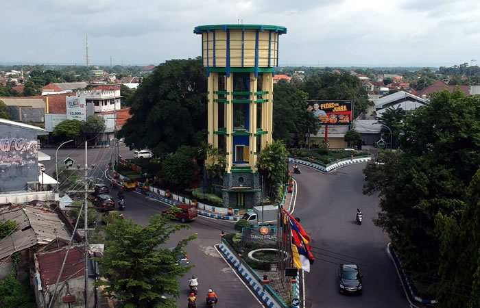 Kami menyediakan layanan airport transfer atau antar jemput Bandara Internasional Juanda Surabaya ke Jombang, Jawa Timur dan seluruh kota di Jawa Timur, Bali, Jawa Tengah, Yogyakarta (DIY), Jawa Barat, DKI Jakarta, Banten, sewa dan carter mobil Toyota Avanza 5 seater, Toyota Innova 6 seater, Toyota Hiace 14 seater.