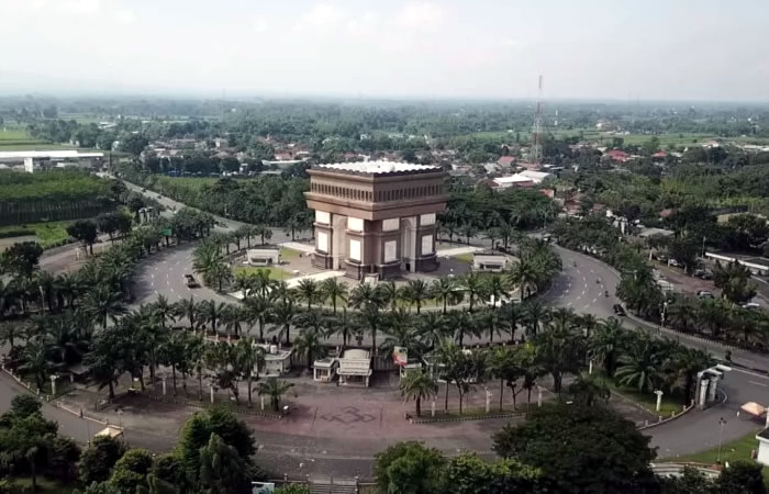 Kami menyediakan layanan airport transfer atau antar jemput Bandara Internasional Juanda Surabaya ke seluruh kota di Jawa Timur, Bali, Jawa Tengah, Yogyakarta (DIY), Jawa Barat, DKI Jakarta, Banten, sewa dan carter mobil Toyota Avanza 5 seater, Toyota Innova 6 seater, Toyota Hiace 14 seater.