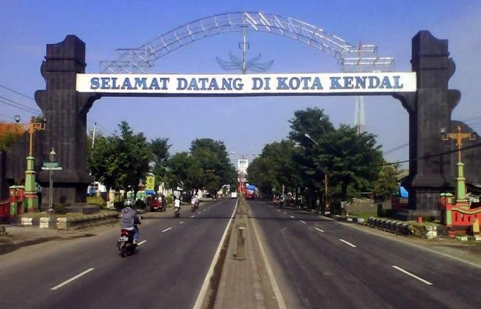 Kami menyediakan layanan airport transfer atau antar jemput Bandara Internasional Juanda Surabaya ke Kendal, Jawa Tengah dan seluruh kota di Jawa Timur, Bali, Jawa Tengah, Yogyakarta (DIY), Jawa Barat, DKI Jakarta, Banten, sewa dan carter mobil Toyota Avanza 5 seater, Toyota Innova 6 seater, Toyota Hiace 14 seater.