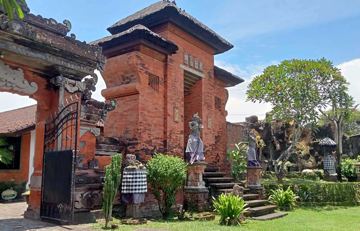 Kami menyediakan layanan airport transfer atau antar jemput Bandara Internasional Juanda Surabaya ke Kerambitan, Bali dan seluruh kota di Jawa Timur, Bali, Jawa Tengah, Yogyakarta (DIY), Jawa Barat, DKI Jakarta, Banten, sewa dan carter mobil Toyota Avanza 5 seater, Toyota Innova 6 seater, Toyota Hiace 14 seater.