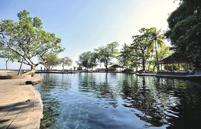 Kami menyediakan layanan airport transfer atau antar jemput Bandara Internasional Juanda Surabaya ke Kubutambahan, Bali dan seluruh kota di Jawa Timur, Bali, Jawa Tengah, Yogyakarta (DIY), Jawa Barat, DKI Jakarta, Banten, sewa dan carter mobil Toyota Avanza 5 seater, Toyota Innova 6 seater, Toyota Hiace 14 seater.