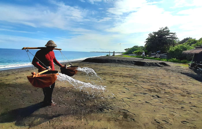Kami menyediakan layanan airport transfer atau antar jemput Bandara Internasional Juanda Surabaya ke Kusamba, Bali dan seluruh kota di Jawa Timur, Bali, Jawa Tengah, Yogyakarta (DIY), Jawa Barat, DKI Jakarta, Banten, sewa dan carter mobil Toyota Avanza 5 seater, Toyota Innova 6 seater, Toyota Hiace 14 seater.