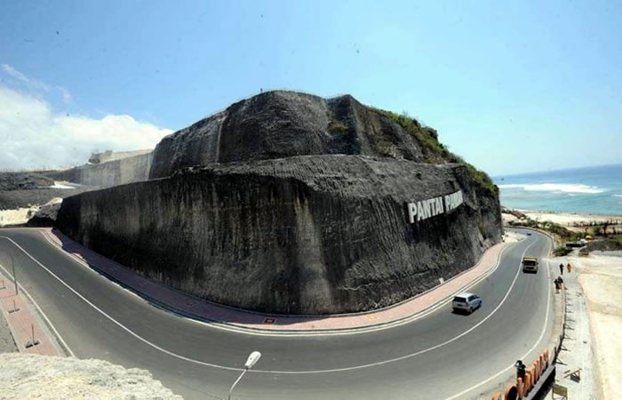 Kami menyediakan layanan airport transfer atau antar jemput Bandara Internasional Juanda Surabaya ke Kutuh, Bali dan seluruh kota di Jawa Timur, Bali, Jawa Tengah, Yogyakarta (DIY), Jawa Barat, DKI Jakarta, Banten, sewa dan carter mobil Toyota Avanza 5 seater, Toyota Innova 6 seater, Toyota Hiace 14 seater.