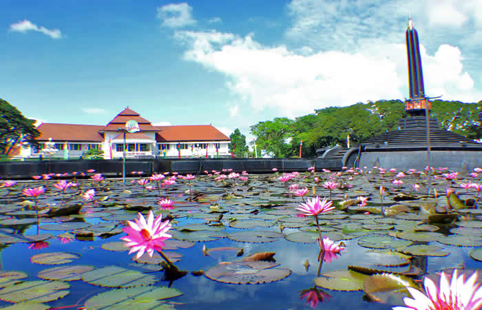 Kami menyediakan layanan airport transfer atau antar jemput Bandara Internasional Juanda Surabaya ke Malang, Jawa Timur dan seluruh kota di Jawa Timur, Bali, Jawa Tengah, Yogyakarta (DIY), Jawa Barat, DKI Jakarta, Banten, sewa dan carter mobil Toyota Avanza 5 seater, Toyota Innova 6 seater, Toyota Hiace 14 seater.