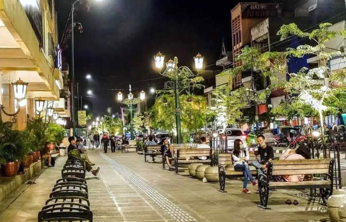 Kami menyediakan layanan airport transfer atau antar jemput Bandara Internasional Juanda Surabaya ke seluruh kota di Jawa Timur, Bali, Jawa Tengah, Yogyakarta (DIY), Jawa Barat, DKI Jakarta, Banten, sewa dan carter mobil Toyota Avanza 5 seater, Toyota Innova 6 seater, Toyota Hiace 14 seater.