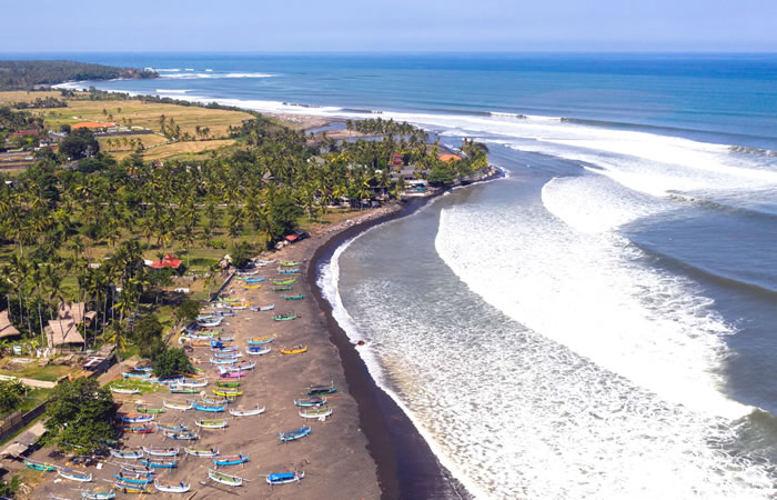 Kami menyediakan layanan airport transfer atau antar jemput Bandara Internasional Juanda Surabaya ke Medewi, Bali dan seluruh kota di Jawa Timur, Bali, Jawa Tengah, Yogyakarta (DIY), Jawa Barat, DKI Jakarta, Banten, sewa dan carter mobil Toyota Avanza 5 seater, Toyota Innova 6 seater, Toyota Hiace 14 seater.