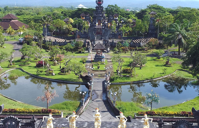 Kami menyediakan layanan airport transfer atau antar jemput Bandara Internasional Juanda Surabaya ke Negara, Bali dan seluruh kota di Jawa Timur, Bali, Jawa Tengah, Yogyakarta (DIY), Jawa Barat, DKI Jakarta, Banten, sewa dan carter mobil Toyota Avanza 5 seater, Toyota Innova 6 seater, Toyota Hiace 14 seater.