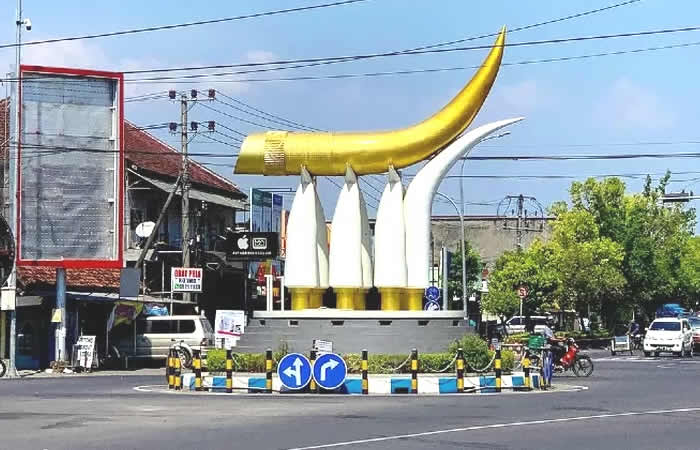 Kami menyediakan layanan airport transfer atau antar jemput Bandara Internasional Juanda Surabaya ke Ngawi, Jawa Timur dan seluruh kota di Jawa Timur, Bali, Jawa Tengah, Yogyakarta (DIY), Jawa Barat, DKI Jakarta, Banten, sewa dan carter mobil Toyota Avanza 5 seater, Toyota Innova 6 seater, Toyota Hiace 14 seater.