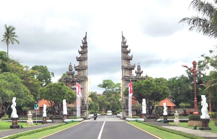 Kami menyediakan layanan airport transfer atau antar jemput Bandara Internasional Juanda Surabaya ke Nusa Dua, Bali dan seluruh kota di Jawa Timur, Bali, Jawa Tengah, Yogyakarta (DIY), Jawa Barat, DKI Jakarta, Banten, sewa dan carter mobil Toyota Avanza 5 seater, Toyota Innova 6 seater, Toyota Hiace 14 seater.