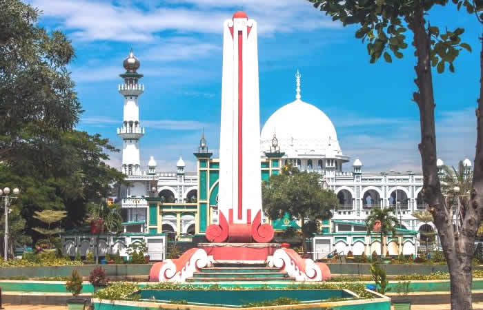 Kami menyediakan layanan airport transfer atau antar jemput Bandara Internasional Juanda Surabaya ke Pasuruan, Jawa Timur dan seluruh kota di Jawa Timur, Bali, Jawa Tengah, Yogyakarta (DIY), Jawa Barat, DKI Jakarta, Banten, sewa dan carter mobil Toyota Avanza 5 seater, Toyota Innova 6 seater, Toyota Hiace 14 seater.