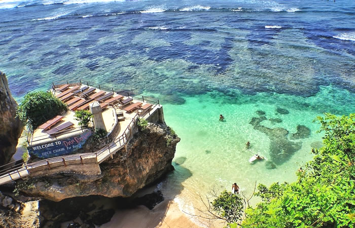 Kami menyediakan layanan airport transfer atau antar jemput Bandara Internasional Juanda Surabaya ke Pecatu, Bali dan seluruh kota di Jawa Timur, Bali, Jawa Tengah, Yogyakarta (DIY), Jawa Barat, DKI Jakarta, Banten, sewa dan carter mobil Toyota Avanza 5 seater, Toyota Innova 6 seater, Toyota Hiace 14 seater.