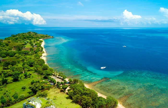 Kami menyediakan layanan airport transfer atau antar jemput Bandara Internasional Juanda Surabaya ke Pemuteran, Bali dan seluruh kota di Jawa Timur, Bali, Jawa Tengah, Yogyakarta (DIY), Jawa Barat, DKI Jakarta, Banten, sewa dan carter mobil Toyota Avanza 5 seater, Toyota Innova 6 seater, Toyota Hiace 14 seater.