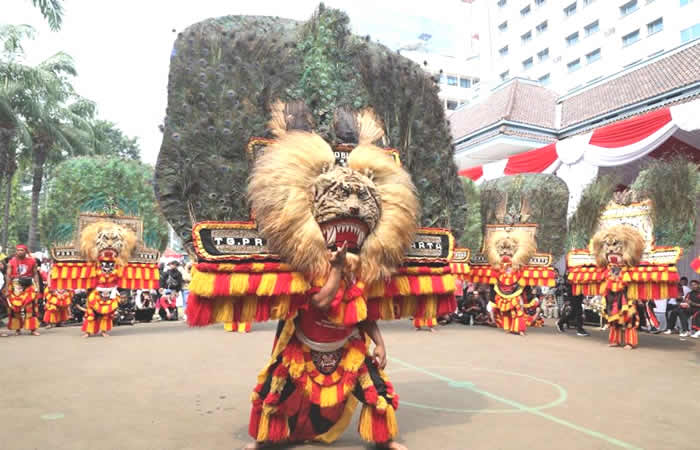 Kami menyediakan layanan airport transfer atau antar jemput Bandara Internasional Juanda Surabaya ke Ponorogo, Jawa Timur dan seluruh kota di Jawa Timur, Bali, Jawa Tengah, Yogyakarta (DIY), Jawa Barat, DKI Jakarta, Banten, sewa dan carter mobil Toyota Avanza 5 seater, Toyota Innova 6 seater, Toyota Hiace 14 seater.