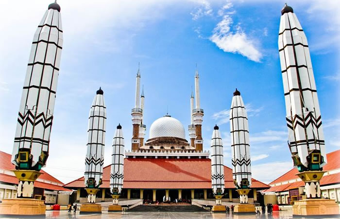 Kami menyediakan layanan airport transfer atau antar jemput Bandara Internasional Juanda Surabaya ke seluruh kota di Jawa Tengan, Bali, Jawa Timur, Yogyakarta (DIY), Jawa Barat, DKI Jakarta, Banten, sewa dan carter mobil Toyota Avanza 5 seater, Toyota Innova 6 seater, Toyota Hiace 14 seater.