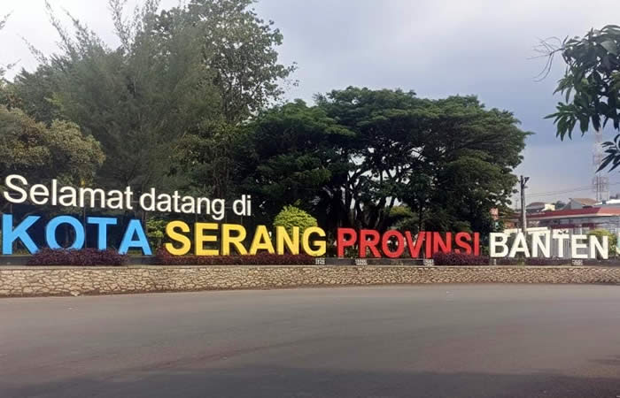 Kami menyediakan layanan airport transfer atau antar jemput Bandara Internasional Juanda Surabaya ke Serang, Banten dan seluruh kota di Jawa Timur, Bali, Jawa Tengah, Yogyakarta (DIY), Jawa Barat, DKI Jakarta, Banten, sewa dan carter mobil Toyota Avanza 5 seater, Toyota Innova 6 seater, Toyota Hiace 14 seater.