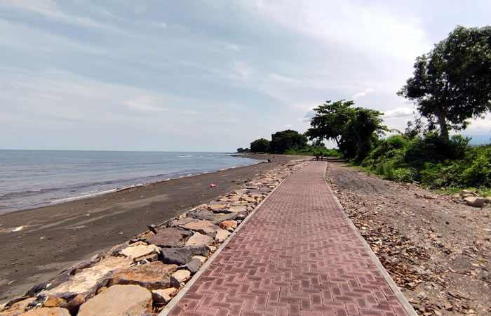 Kami menyediakan layanan airport transfer atau antar jemput Bandara Internasional Juanda Surabaya ke Seririt, Bali dan seluruh kota di Jawa Timur, Bali, Jawa Tengah, Yogyakarta (DIY), Jawa Barat, DKI Jakarta, Banten, sewa dan carter mobil Toyota Avanza 5 seater, Toyota Innova 6 seater, Toyota Hiace 14 seater.