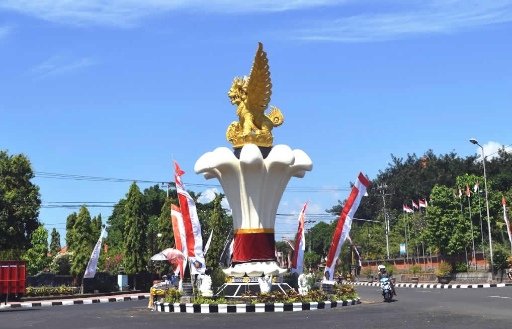 Kami menyediakan layanan airport transfer atau antar jemput Bandara Internasional Juanda Surabaya ke Singaraja, Bali dan seluruh kota di Jawa Timur, Bali, Jawa Tengah, Yogyakarta (DIY), Jawa Barat, DKI Jakarta, Banten, sewa dan carter mobil Toyota Avanza 5 seater, Toyota Innova 6 seater, Toyota Hiace 14 seater.