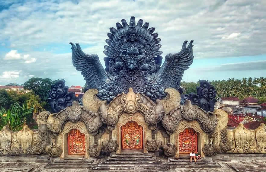 Kami menyediakan layanan airport transfer atau antar jemput Bandara Internasional Juanda Surabaya ke Tabanan, Bali dan seluruh kota di Jawa Timur, Bali, Jawa Tengah, Yogyakarta (DIY), Jawa Barat, DKI Jakarta, Banten, sewa dan carter mobil Toyota Avanza 5 seater, Toyota Innova 6 seater, Toyota Hiace 14 seater.