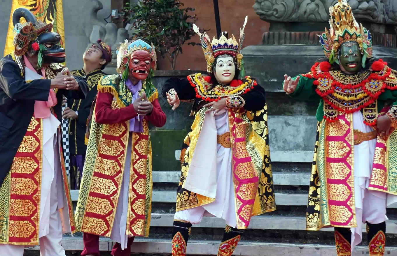 Kami menyediakan layanan airport transfer atau antar jemput Bandara Internasional Juanda Surabaya ke Tejakula, Bali dan seluruh kota di Jawa Timur, Bali, Jawa Tengah, Yogyakarta (DIY), Jawa Barat, DKI Jakarta, Banten, sewa dan carter mobil Toyota Avanza 5 seater, Toyota Innova 6 seater, Toyota Hiace 14 seater.