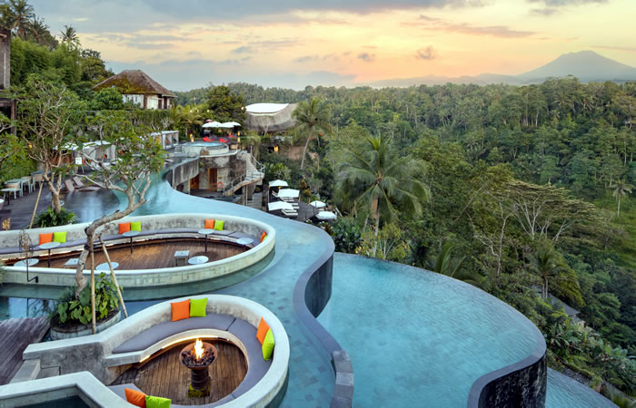 Kami menyediakan layanan airport transfer atau antar jemput Bandara Internasional Juanda Surabaya ke seluruh kota di Jawa Timur, Bali, Jawa Tengah, Yogyakarta (DIY), Jawa Barat, DKI Jakarta, Banten, sewa dan carter mobil Toyota Avanza 5 seater, Toyota Innova 6 seater, Toyota Hiace 14 seater.