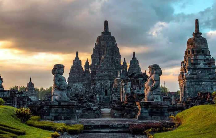 Kami menyediakan layanan airport transfer atau antar jemput Bandara Internasional Juanda Surabaya ke seluruh kota di Yogyakarta (DIY) Jawa Timur, Bali, Jawa Tengah, Jawa Barat, DKI Jakarta, Banten, sewa dan carter mobil Toyota Avanza 5 seater, Toyota Innova 6 seater, Toyota Hiace 14 seater.